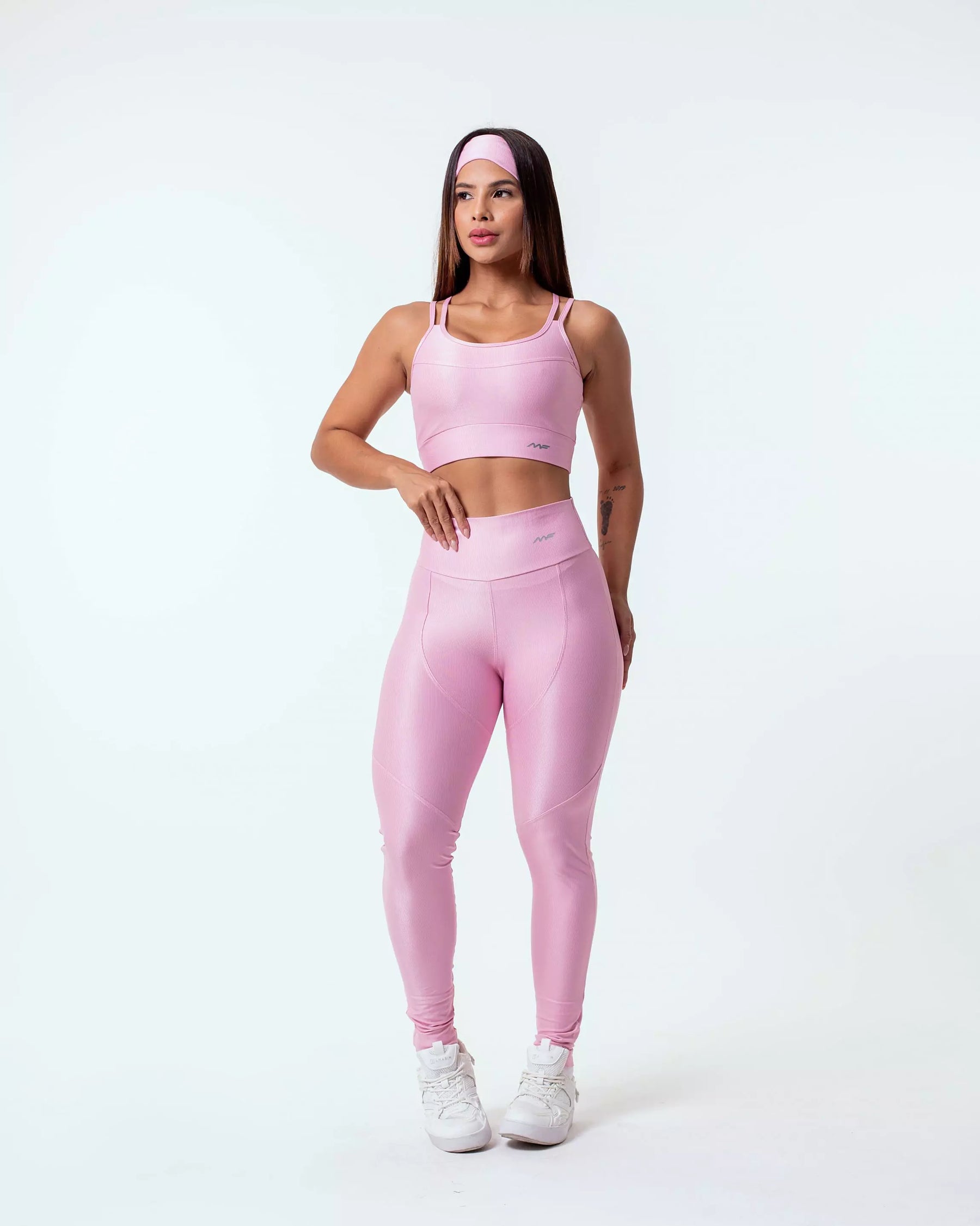 Conjuntinho canelado de cropped alça dupla e calça cós alto com faixinha