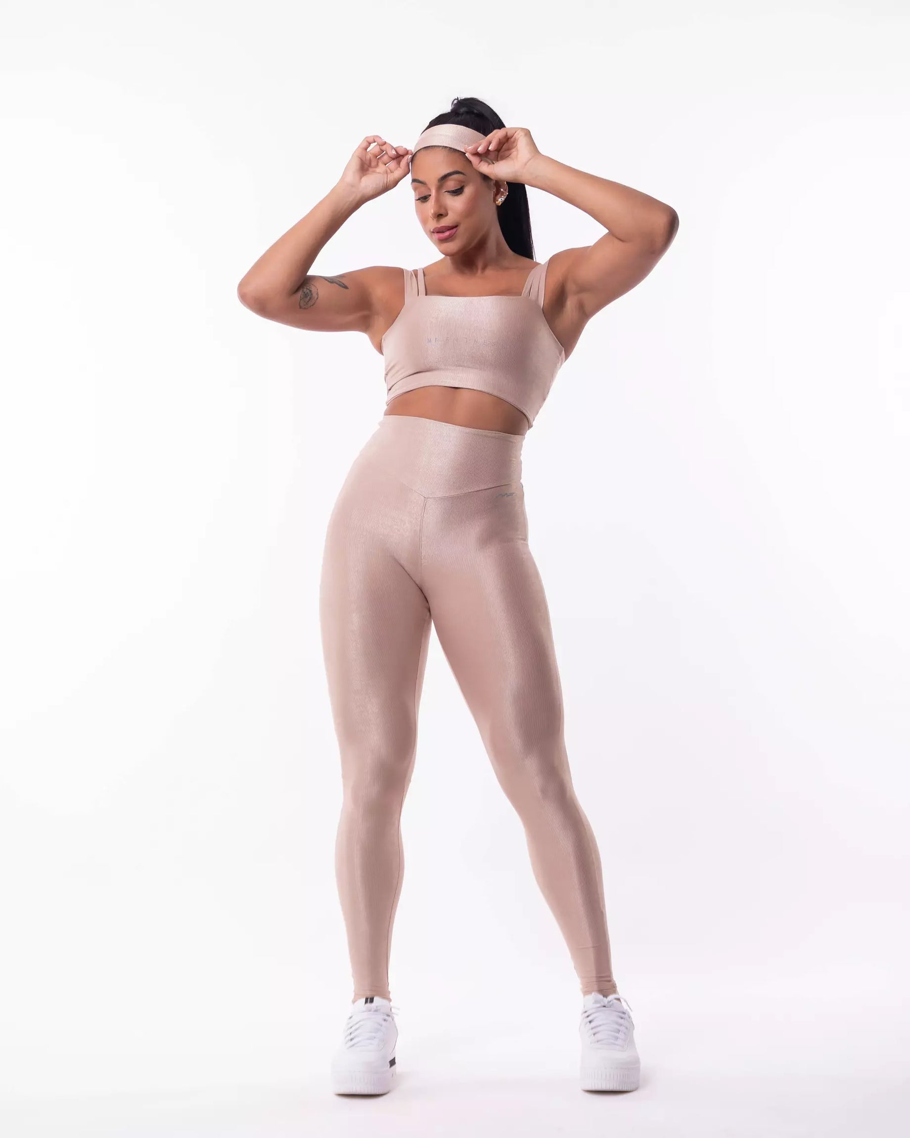 Conjunto canelado de calça cós alto com top alça tripla e faixinha