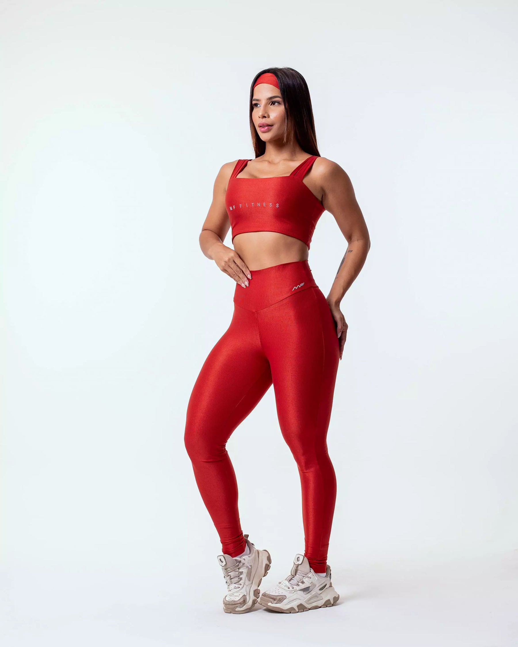 Conjunto canelado de calça cós alto com top alça tripla e faixinha