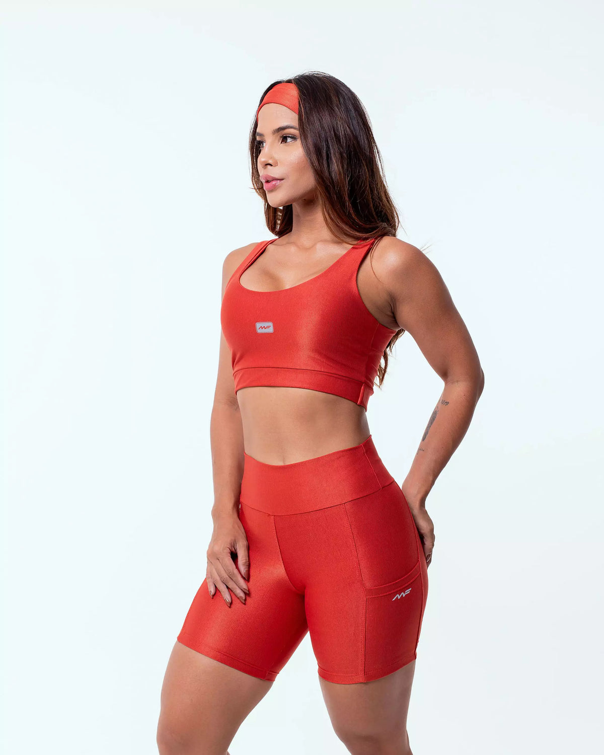 Conjunto canelado de shorts com bolso lateral e cós alto e top de alcinha com sustentação