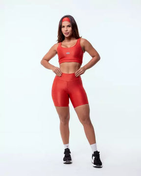 Conjunto canelado de shorts com bolso lateral e cós alto e top de alcinha com sustentação