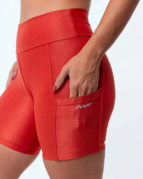 Conjunto canelado de shorts com bolso lateral e cós alto e top de alcinha com sustentação