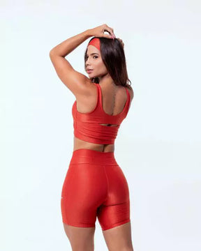 Conjunto canelado de shorts com bolso lateral e cós alto e top de alcinha com sustentação