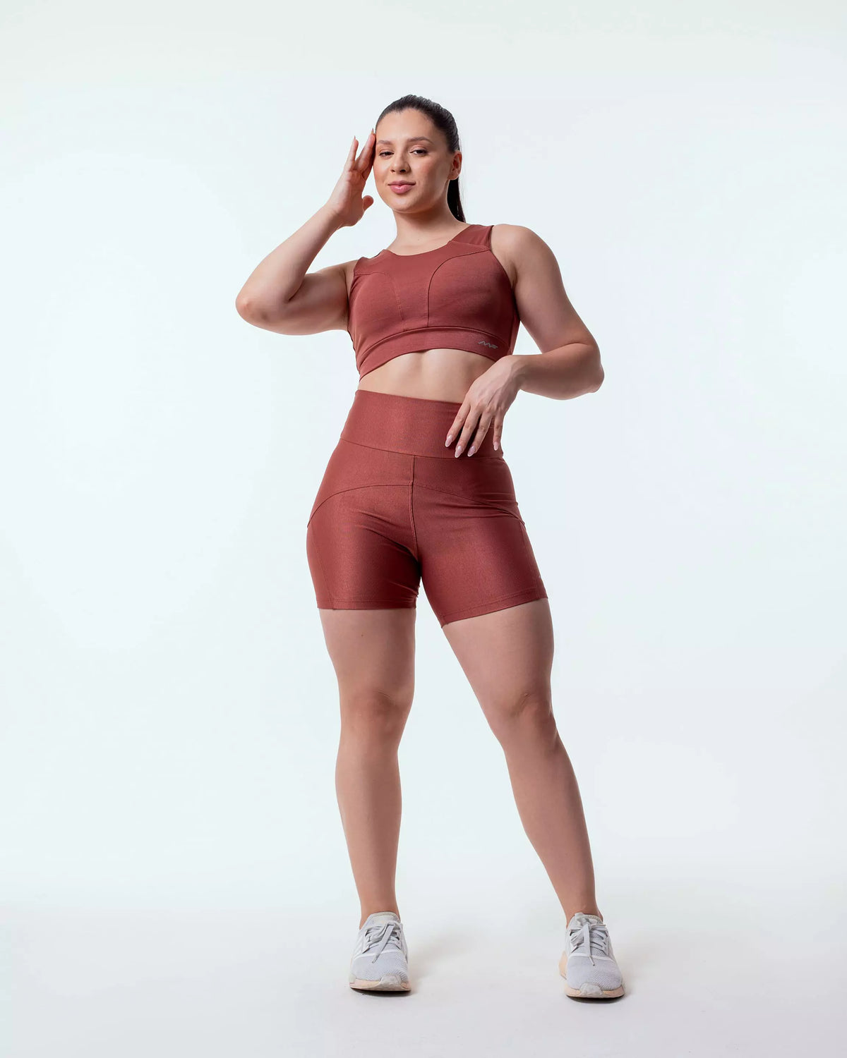 Conjunto canelado de cropped fechado com shorts cós alto